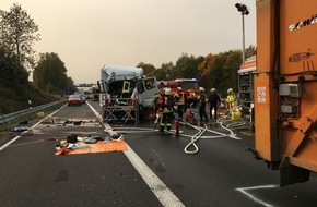 Feuerwehr Erkrath: FW-Erkrath: Schwerer Verkehrsunfall auf der BAB 3 - Feuerwehr befreit eingeklemmten LKW-Fahrer