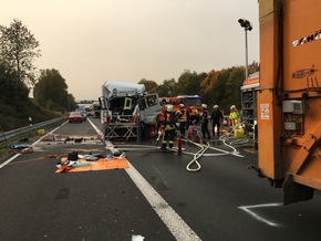 FW-Erkrath: Schwerer Verkehrsunfall auf der BAB 3 - Feuerwehr befreit eingeklemmten LKW-Fahrer