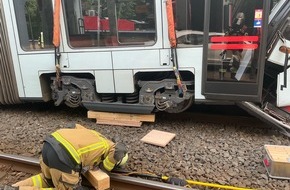 Feuerwehr Essen: FW-E: Nachbarschaftliche Hilfe nach schwerem Stra&szlig;enbahnunfall in Gelsenkirchen - Feuerwehr Essen unterst&uuml;tzt mit Spezialkr&auml;ften