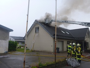 FW Lage: Dachstuhlbrand in einem Einfamilienhaus