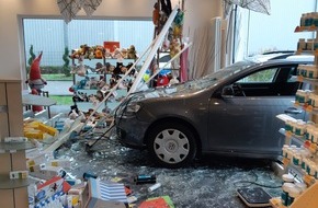 Polizeiinspektion Neunkirchen: POL-NK: Fahrzeug fährt in Schaufenster der Husaren-Apotheke