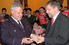 Deutscher Feuerwehrverband e. V. (DFV): DFV: Die deutsche Feuerwehr lebt soziale Praxis aktiv Auszeichnung für ersten Platz bei Europas größter Verbraucherstudie