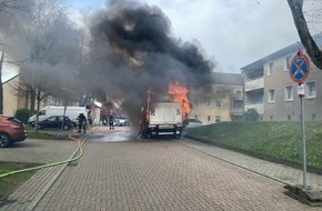 Feuerwehr Mülheim an der Ruhr: FW-MH: Kleintransporter geht in Flammen auf