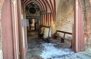 Polizeiinspektion Stralsund: POL-HST: Kirchentür in Stralsund angezündet