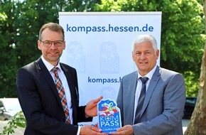 Polizei Homberg: POL-HR: Felsberg wird KOMPASS-Kommune - Polizeipräsident Stelzenbach überreicht KOMPASS-Begrüßungsschild