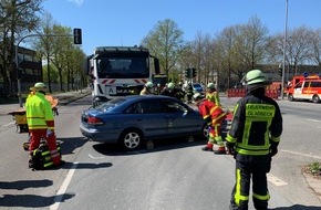 Feuerwehr Gladbeck: FW-GLA: Verkehrsunfall LKW gegen PKW - Fahrerin im Fahrzeug eingeschlossen