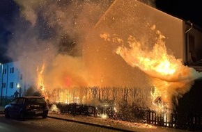 Kreispolizeibeh&ouml;rde Soest: POL-SO: Hecke ger&auml;t in Brand - Polizei ermittelt