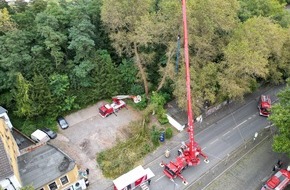 Feuerwehr Bochum: FW-BO: Abgebrochener Baum verursacht längeren Feuerwehreinsatz