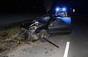 Polizei Minden-Lübbecke: POL-MI: Autofahrer prallt gegen Baum und verschwindet
