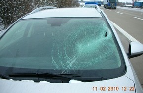 Polizeiinspektion Hildesheim: POL-HI: Erneuter Verkehrsunfall durch herabfallende Eisplatten auf der BAB 7