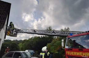 Freiwillige Feuerwehr Gemeinde Schiffdorf: FFW Schiffdorf: Feuerwehr und Rettungsdienst retten Person aus Ersten Obergeschoss