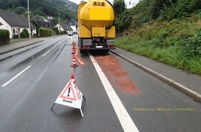 Feuerwehr Plettenberg: FW-PL: Größere Ölspur und Baum auf Fahrbahn in Plettenberg