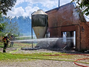 FW-RD: Scheune mit 2200 Küken brennt ab - 100 Feuerwehrleute im Einsatz