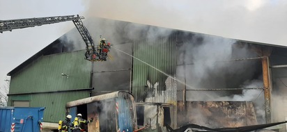 Feuerwehr Pforzheim: FW Pforzheim: Großbrand in Mülldeponie Pforzheim