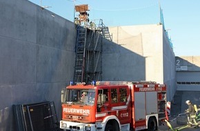Feuerwehr der Stadt Arnsberg: FW-AR: Brand auf Neubau-Dach bei Sauerland-Spanplatte wurde mit Pulverlöscher schnell gelöscht