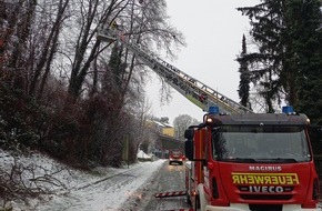 Feuerwehr Herdecke: FW-EN: Feuerwehr wegen Schneewetterlage dauerhaft im Einsatz! - 27 Einsätze für Feuerwehr und THW-Wache bis zum Abend besetzt
