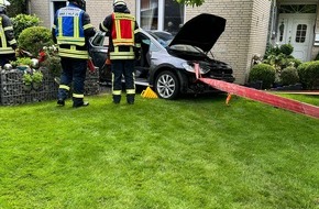 Feuerwehr Schermbeck: FW-Schermbeck: PKW rückwärts in Garten