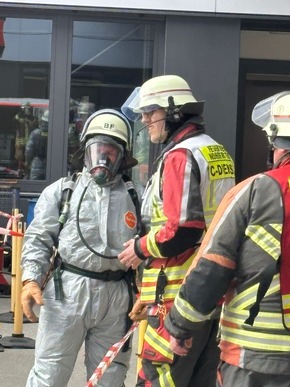 FW Norderstedt: Gefahrstoffreaktion in Labor - Feuerwehr mit Gro&szlig;aufgebot im Einsatz Norderstedt, 15.04.2026 - 12:56 Uhr