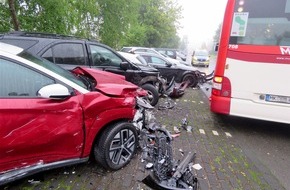 Kreispolizeibehörde Märkischer Kreis: POL-MK: 200.000 Euro Schaden: Bus stößt gegen neun geparkte Autos