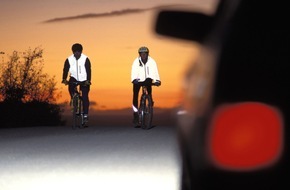CosmosDirekt: Neon ist in: Mehr Sicherheit durch Sichtbarkeit beim Fahrradfahren (FOTO)