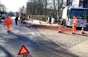 Feuerwehr Essen: FW-E: Müllfahrzeug der Essener Entsorgungsbetriebe verliert Hydrauliköl