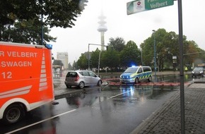 Polizei Mettmann: POL-ME: 34-jährige Velberterin verunfallt auf regennasser Fahrbahn - Velbert - 2209078