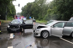 Polizei Rheinisch-Bergischer Kreis: POL-RBK: Rösrath - Vier Verletzte nach Zusammenstoß im Einmündungsbereich