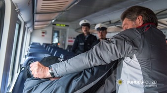 Bundespolizeidirektion München: Bundespolizeidirektion München: Vermeintlicher Spaß im Zug eskaliert: 28-Jähriger verwechselte Gepäckablage mit Fahrgeschäft
