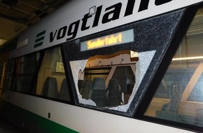 Bundespolizeiinspektion Klingenthal: BPOLI KLT: Scheibe an Vogtlandbahn zerstört - Bundespolizei sucht Zeugen