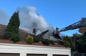 Feuerwehr Mülheim an der Ruhr: FW-MH: Ausgedehnter Dachstuhlbrand und Paralleleinsatz. Großeinsatz für die Feuerwehr Mülheim.