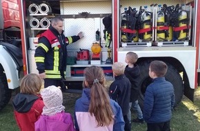 Feuerwehr Samtgemeinde Wathlingen: FW Wathlingen: Leuchtende Kinderaugen bei der Feuerwehr Großmoor - Kindergarten "Moorwichtel" zu Besuch