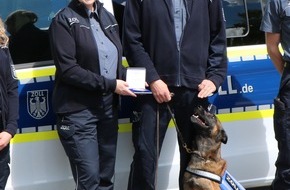 Hauptzollamt Erfurt: HZA-EF: Hundert Mal den richtigen Riecher / Zollhund Riki erh&auml;lt Auszeichnung f&uuml;r erfolgreiche Eins&auml;tze