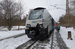 Polizeiinspektion Stralsund: POL-HST: Gemeinsame Pressemitteilung der Bundespolizeiinspektion Stralsund und der Polizeiinspektion Stralsund - Bahnübergang Altheide nach Kollision zwischen Lkw-Gespann und einer Regionalbahn gesperrt