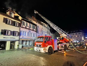 KFV Bodenseekreis: Dachstuhlbrand eines Wohn- und Geschäftshauses in der historischen Altstadt von Überlingen