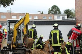 Feuerwehr Dortmund: FW-DO: Bauarbeiter mit den Unterschenkeln in Baugrube verschüttet