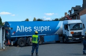 Feuerwehr Kleve: FW-KLE: Tankwagen verkeilt sich zwischen Garagen und Geb&auml;ude - Feuerwehr und THW unterst&uuml;tzten bei Bergung