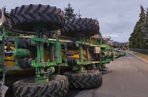 Polizeiinspektion Hildesheim: POL-HI: Landwirtschaftlicher Anhänger kippt um - Verkehrsunfall mit lang anhaltenden Bergungsmaßnahmen (Zeugenaufruf)