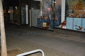 Polizeiinspektion Hildesheim: POL-HI: Schaufensterblitzeinbruch bei Galeria Kaufhof