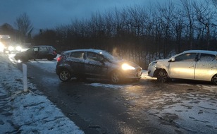 POL-STD: Wintereinbruch auf den Straßen im Landkreis Stade - mehrere Unfälle am frühen Morgen - nur leicht verletzte Personen