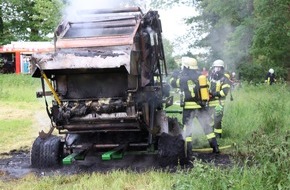 Freiwillige Feuerwehr Gemeinde Schiffdorf: FFW Schiffdorf: Brennt Ballenpresse auf Weide: Landwirt handelt geistensgegenwärtig