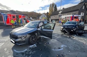 Feuerwehr Plettenberg: FW-PL: Verkehrsunfall mit eingeschlossener Person - zwei Leichtverletzte
