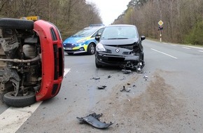 Polizei Minden-Lübbecke: POL-MI: Auto kippt nach Zusammenstoß auf die Seite