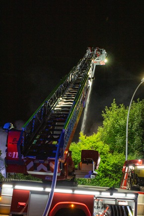 FW-MK: Brand einer KFZ Werkstatt beschäftigt die Feuerwehr