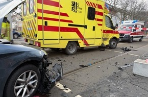 Feuerwehr Dresden: FW Dresden: Verkehrsunfall zwischen einem PKW und einem Rettungswagen