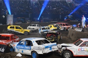 ProSieben: Macht kaputt, was kaputt macht: Jeder gegen jeden bei der "TV total Stock Car Crash Challenge 2013" auf ProSieben (BILD)