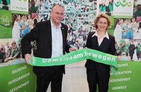 VfL Wolfsburg-Fußball GmbH: VfL Wolfsburg-Presseservice: Ursula von der Leyen zu Besuch beim VfL Wolfsburg / Grundschüler erklären Bundesministerin für Arbeit und Soziales das VfL-Wiki