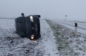 Polizei Düren: POL-DN: Pkw landet im Feld - Fahrer leicht verletzt