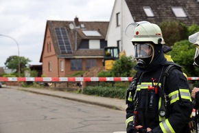 FW Hambühren: Gasleitung bei Erdarbeiten beschädigt / Feuerwehr sichert Gefahrenstelle