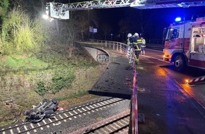 Polizeidirektion Trier: POL-PDTR: Pkw stürzt in Gleisbett - aktuelle Bergung