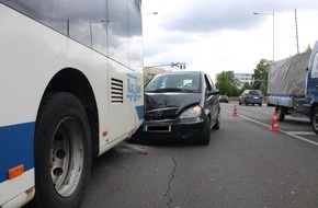 Polizei Düren: POL-DN: Pkw stieß gegen Bus
